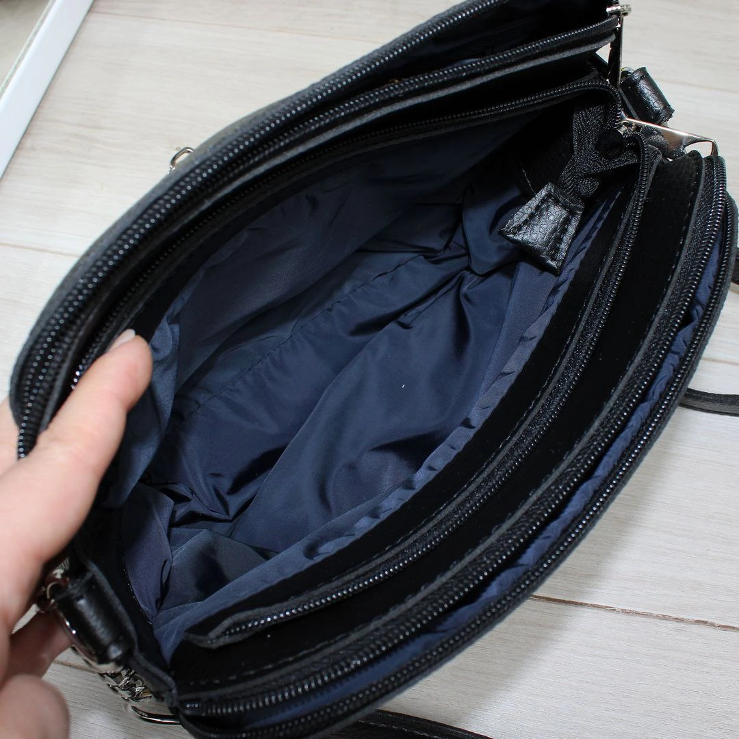 Жіноча сумка чорна крос-боді зі шкірозамінника – класика у сучасному форматі